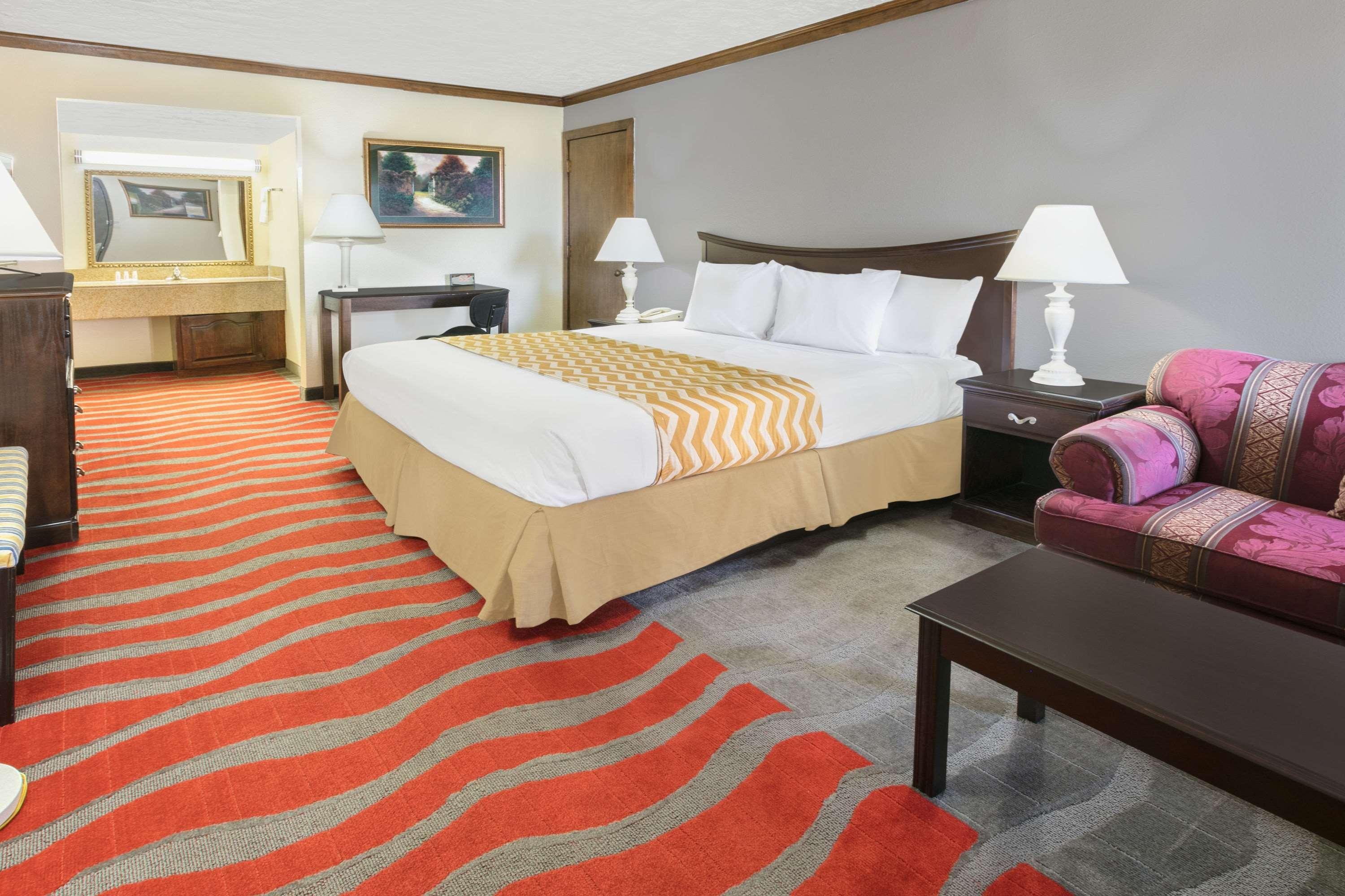 Travelodge Inn & Suites By Wyndham Норман Экстерьер фото
